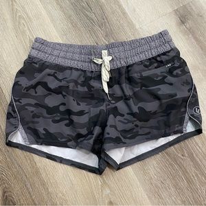 Vuori Women’s Clementine Camo Shorts Sz XS Gray